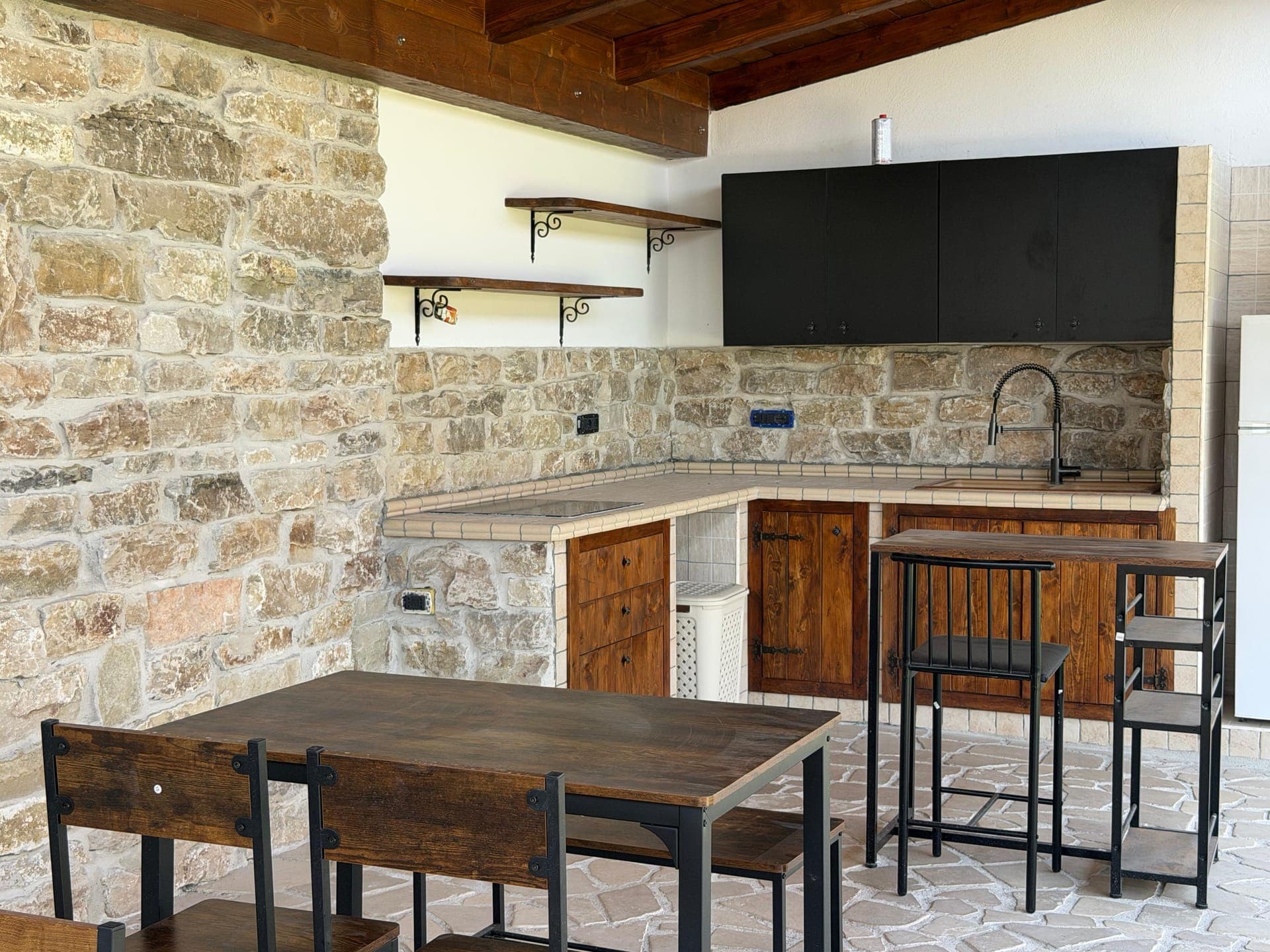 La cucina comune sotto il pergolato in pietra
